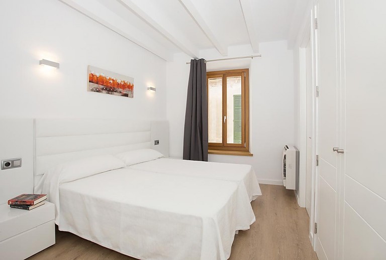 Schlafzimmer mit Bett Bildern und Nachttisch