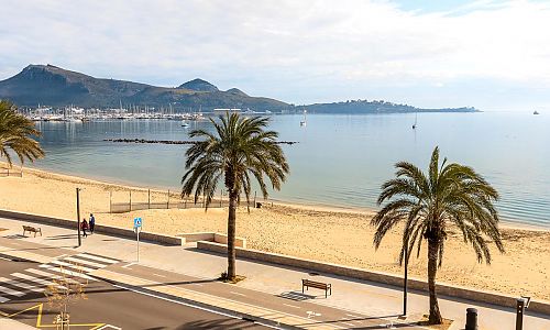 Meerblick vom Balkon mit Strand und Palmen