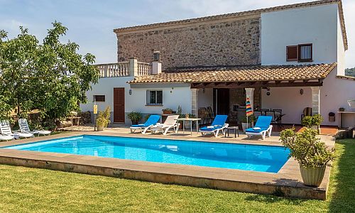 Pool vor der Finca mit Sonnenliegen und Rasenfläche