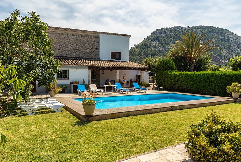 Finca mit Berg im Hintergrund Pool und Rasen