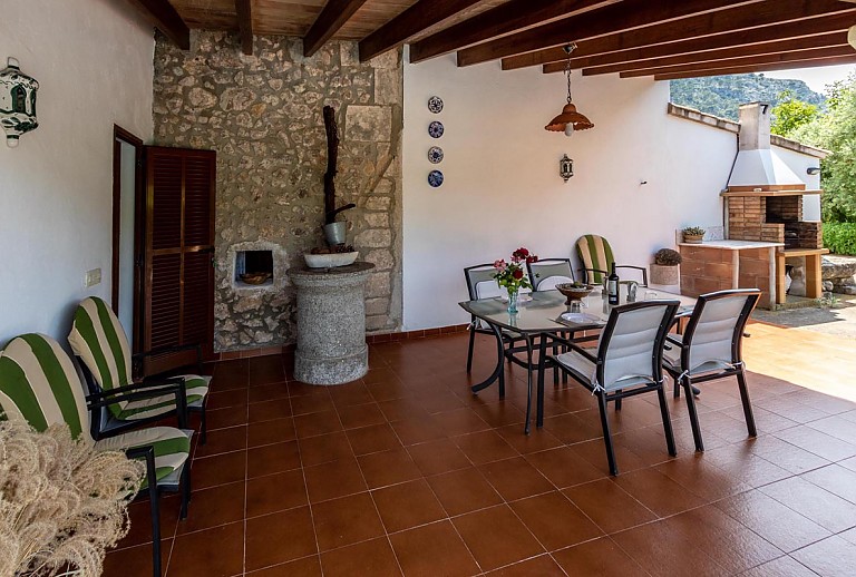 Terrasse mit Vordach und Essplatz mit Tisch