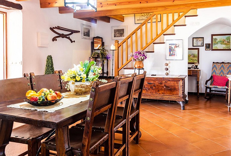 Essbereich mit Tisch und Stühlen und Treppenaufgang