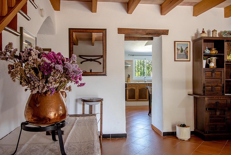 Eingangsbereich mit Vitrine und Blumen Vase