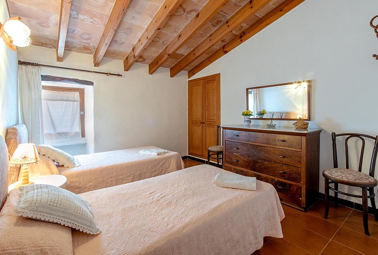 Einzelbetten im Schlafzimmer mit Kommode und Fenster