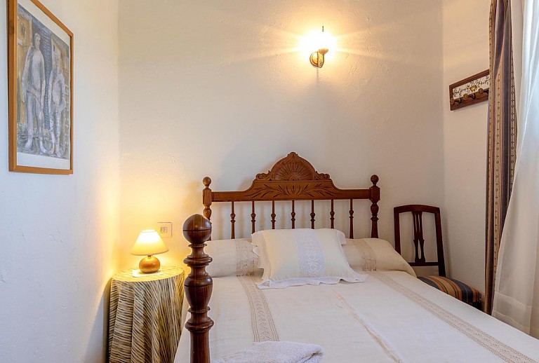 Einzelbett im Schlafzimmer mit Bild an der Wand