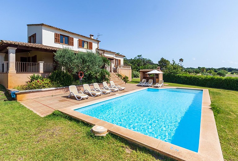 Poll vor dem Landhaus und Rasenfläche