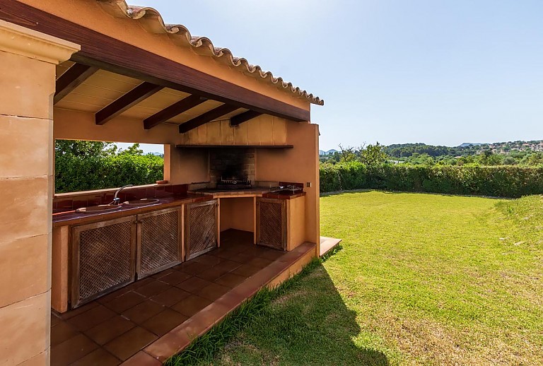 Außengrill und Spülbecken auf der Rasenfläche