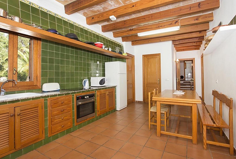 Küchen mit Fenster und Essplatz