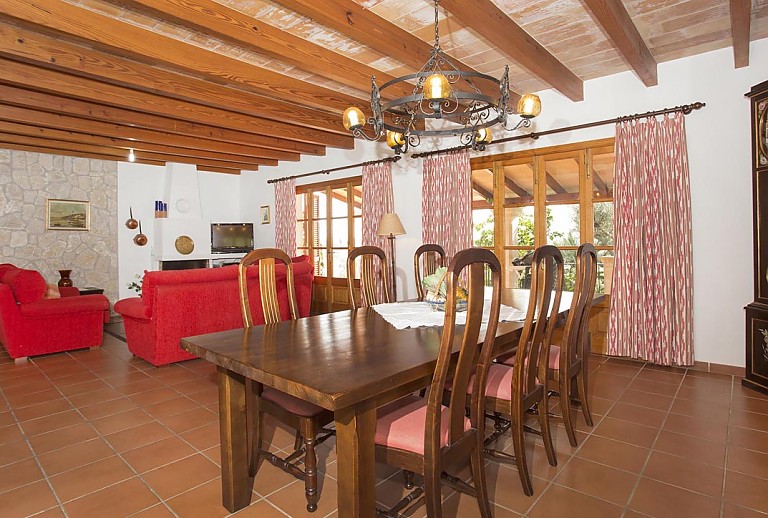 Wohnzimmer mit Esstisch und Sitzecke