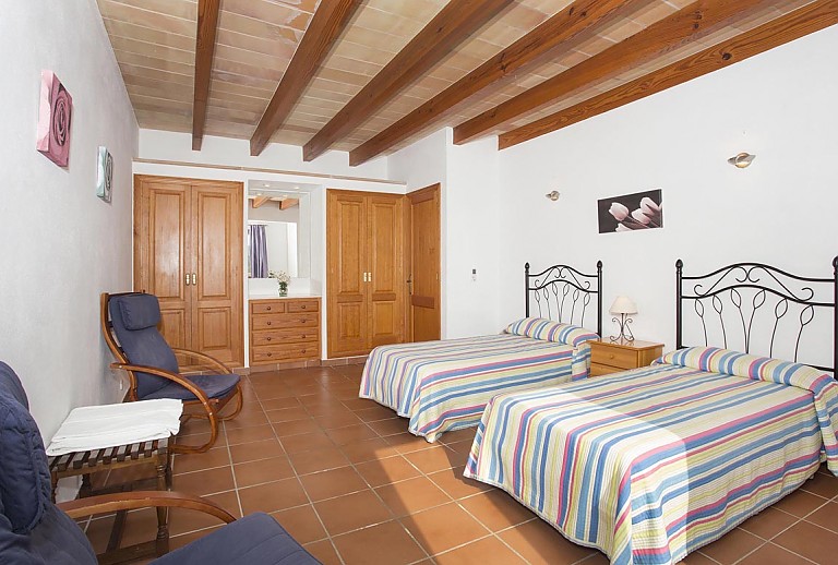 Schlafzimmer mit Betten und Fenster