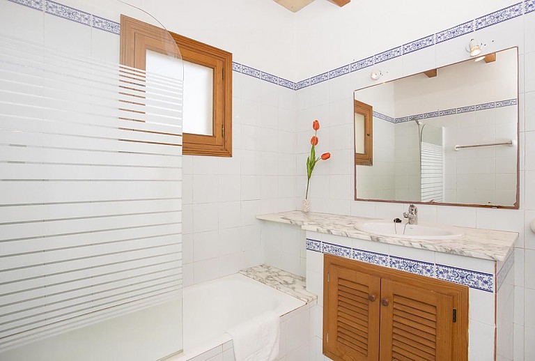 Bad mit Wanne Duschwand und Fenster