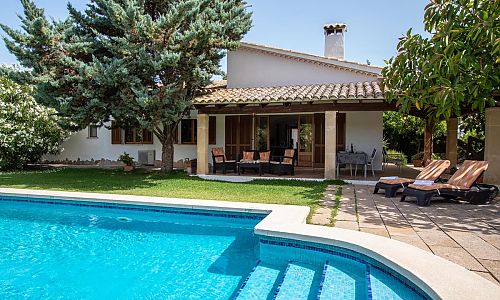 Pool mit breiter Treppe vor der Finca