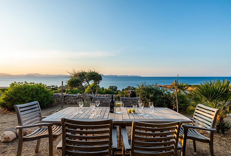 Terrasse mit Blick in den Garten