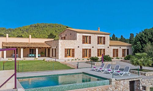 Poolbereich vor der Finca mit Rasenfläche und Sonnenliegen