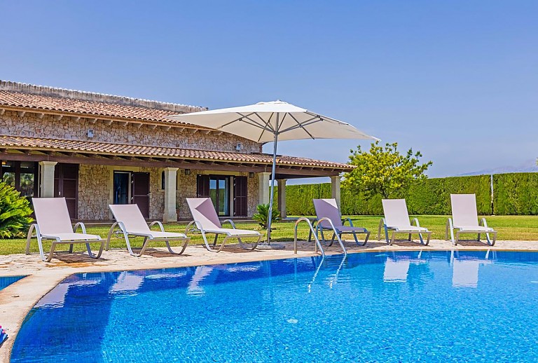 Poolbereich vor der Finca mit Schwimmbecken und Rasen