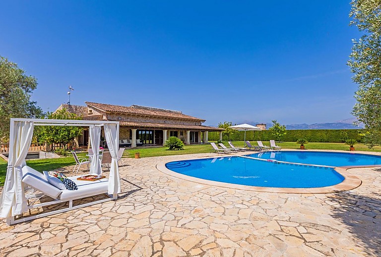 Poolbereich vor der Finca mit Schwimmbecken und Rasen