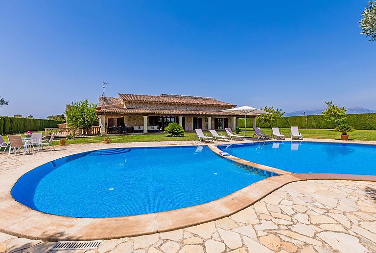 Poolbereich vor der Finca mit Schwimmbecken und Rasen
