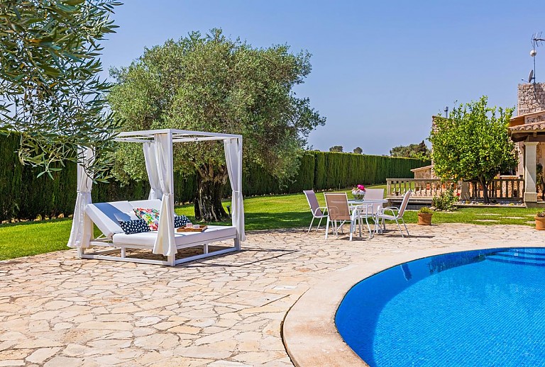 Außenbereich vor der Finca mit Schwimmbecken und Rasen