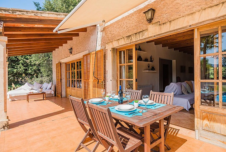 Terrasse vor der Finca mit Gartenmöbeln Esstisch und Stühlen