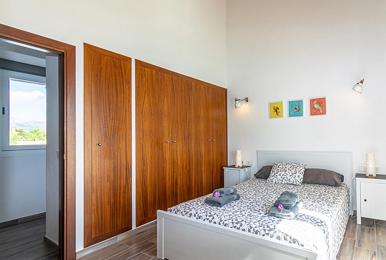 Wandschrank im Schlafzimmer im Erdgeschoss mit Doppelbett und Nachttischen