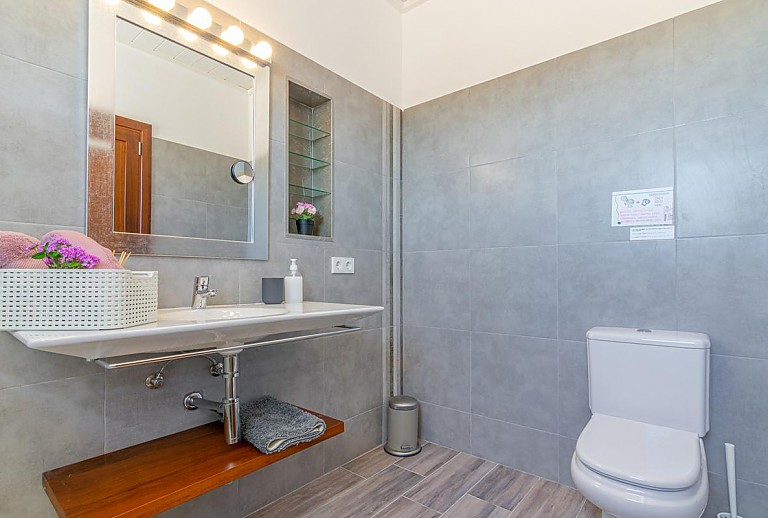 Badezimmer mit Waschbecken Spiegel und WC