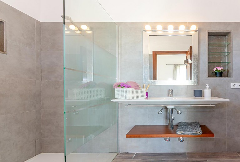Badezimmer mit Waschbecken Spiegel und Dusche