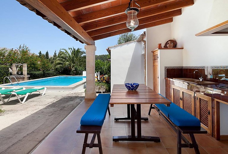 Sommerküche auf einer Finca mit Esstisch