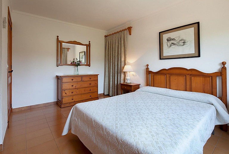 Schlafzimmer einer Finca mit Doppelbett