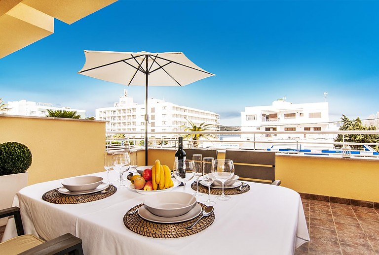 Terrasse der Ferienwohnung mit Weitblich und Esstisch