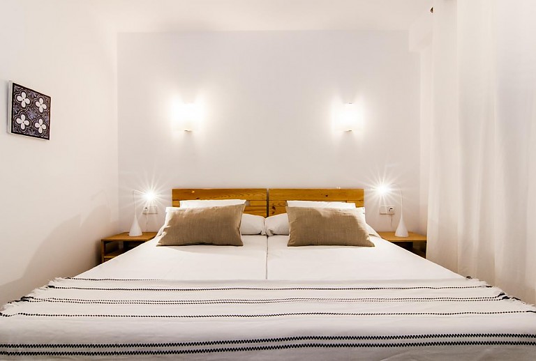 Schlafzimmer mit Bett Heizung und Wandbildern