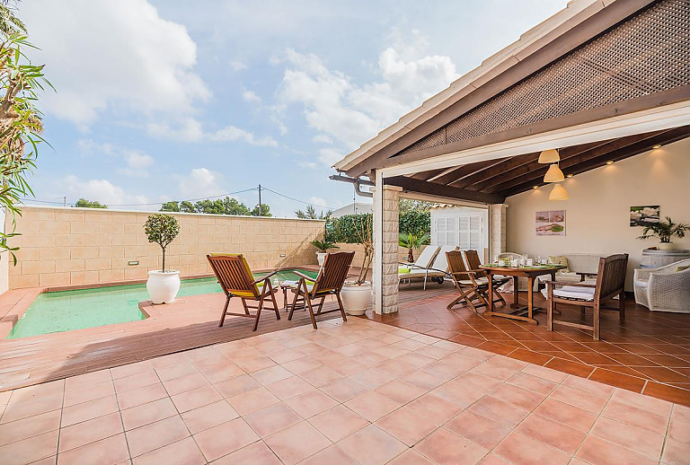 Terrasse und Poolbreich vor dem Ferienhaus 