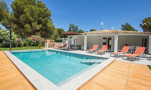 Außenbereich mit Pool vor der Finca