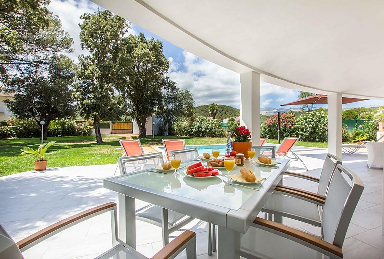 Terrasse mit Esstisch unterm Vordach