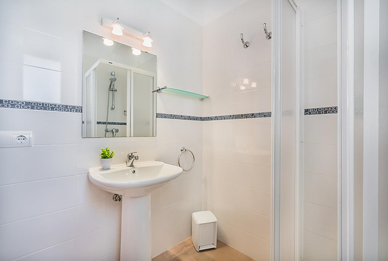 Bad mit Dusche und Waschbecken