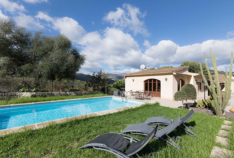 Finca mit Garten Pool und Rasen