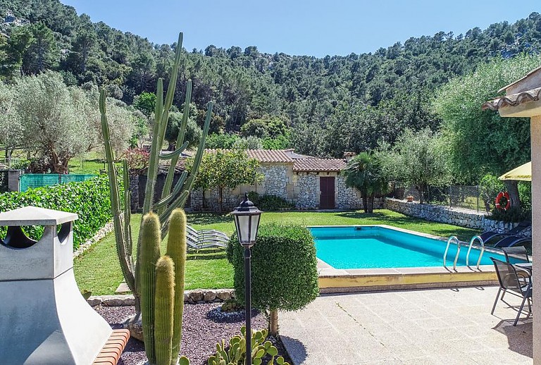 Außenbereich der Finca mit Garten Pool und Rasen