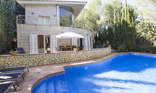 Poolbereich vor dem Ferienhaus mit Sonnenliegen