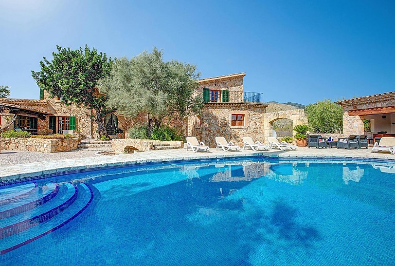 Pool vor der Finca auf dem Grundstück mit Bäumen