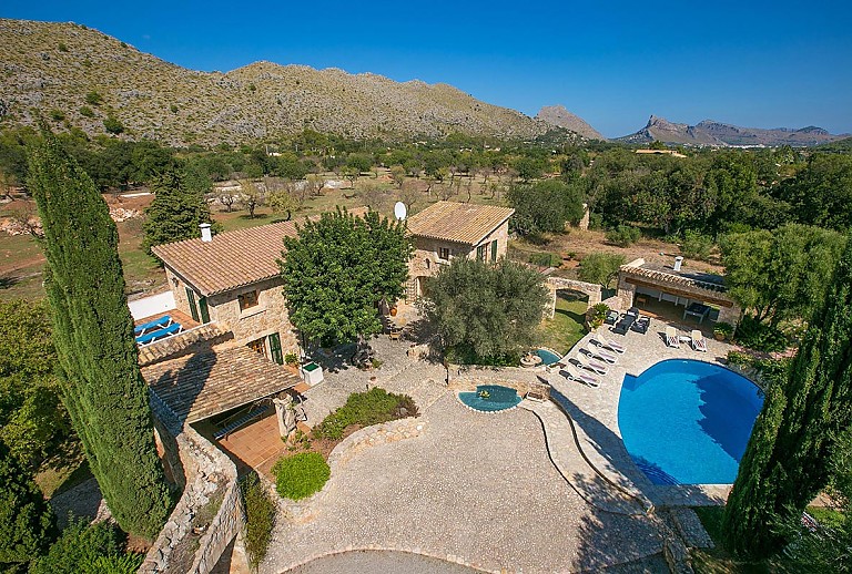 Finca auf dem Grundstück mit Pool und Bäumen