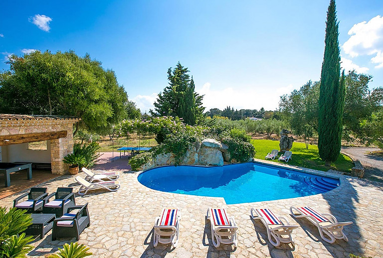 Poolbereich vor der Finca auf dem Grundstück mit Bäumen