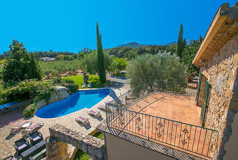 Poolbereich vor der Finca auf dem Grundstück mit Bäumen