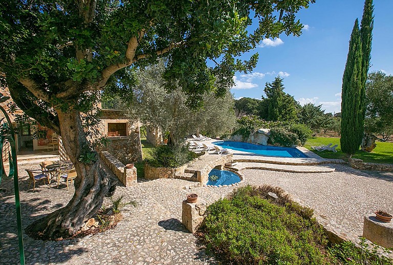 Poolbereich vor der Finca auf dem Grundstück mit Bäumen