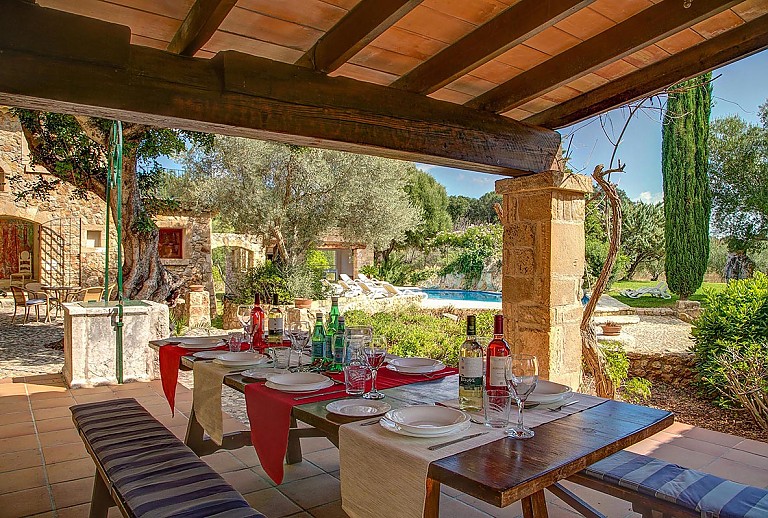 Terrasse mit Tisch und Stühlen
