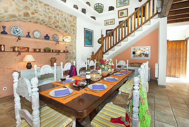 Essbereich mit Esstisch und Stühlen