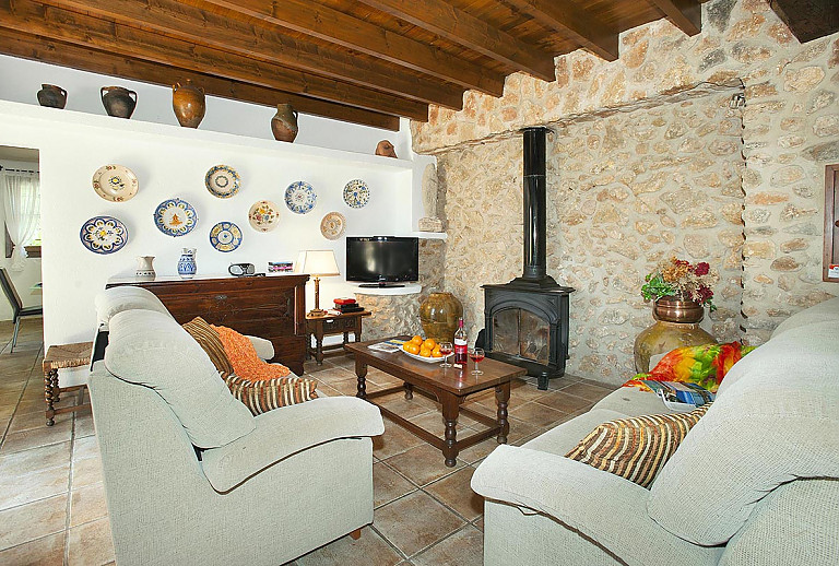 Wohnzimmer mit Kamin und Couch