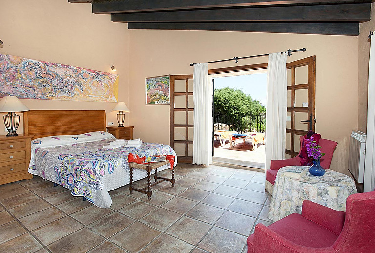 Schlafzimmer mit Doppelbett und Terrassentür