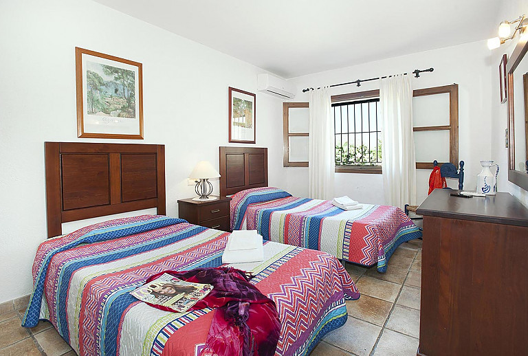 Schlafzimmer mit Einzelbetten und Fenster