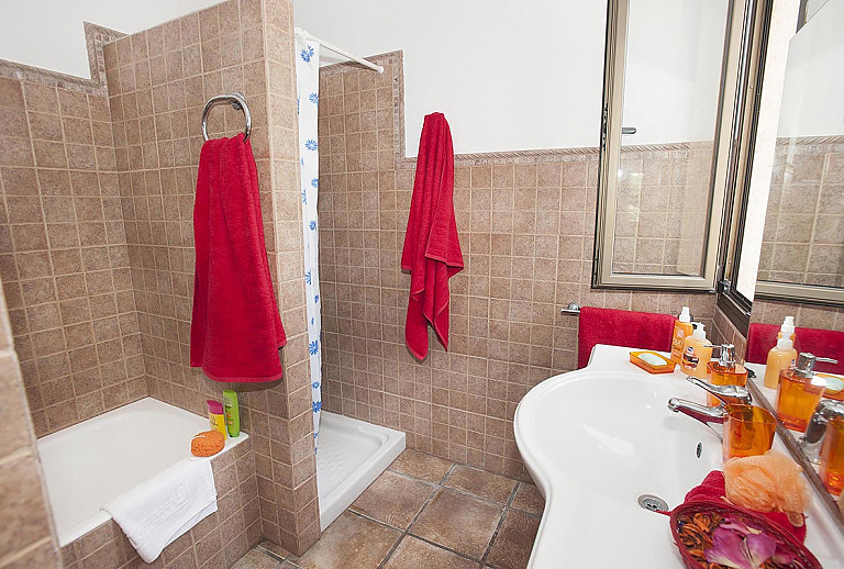 Badezimmer mit Dusche und Fenster