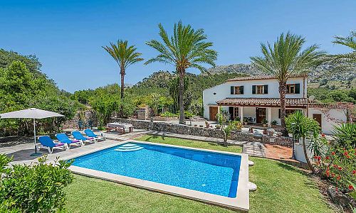 Außenbereich mit Pool und Rasenfläche