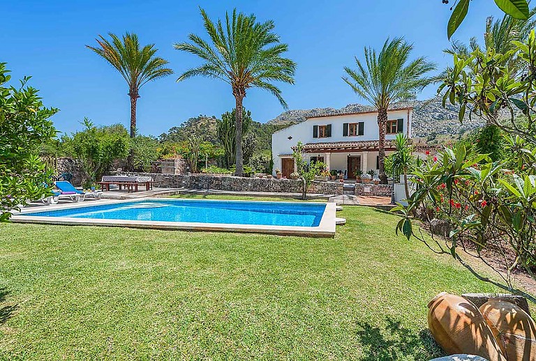Finca mit Pool und Rasenfläche